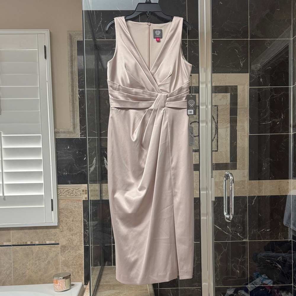 Vince Camuto, Soft Blush V-Neck Midi Sheath Dress, size 4, NWT.